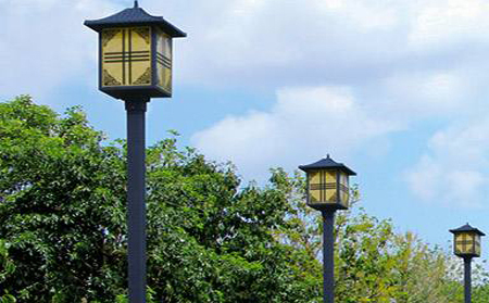 太阳能向阳街道庭院灯怎么选亮度与续航更耐用